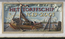 902869 Afbeelding van de gevelsteen 'HET TORFFSCHIP 1659-2003', in de gevel van het pand Oudegracht 291 te Utrecht. De ...